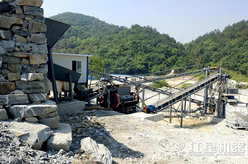 顎式細破碎機破碎現場，搭配制砂機使用